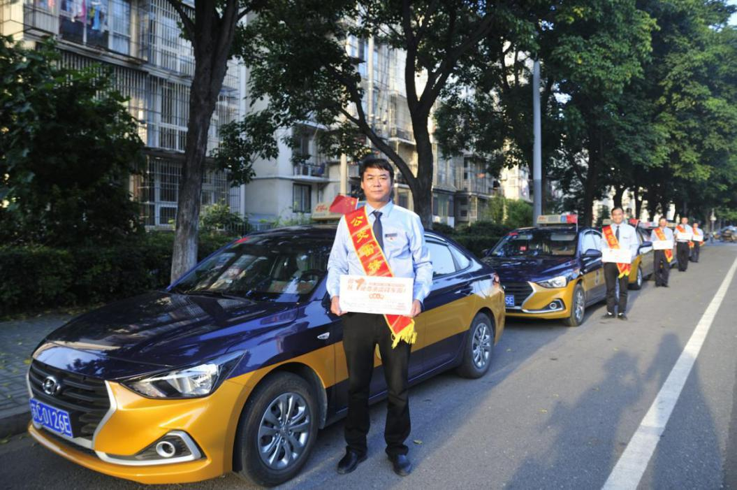 国庆节这些人可免费乘雷锋车